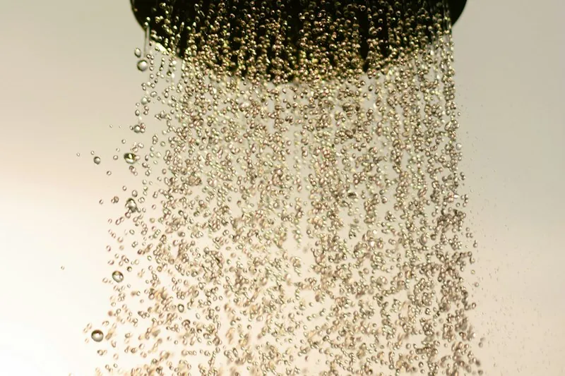 Agua saliendo de una ducha