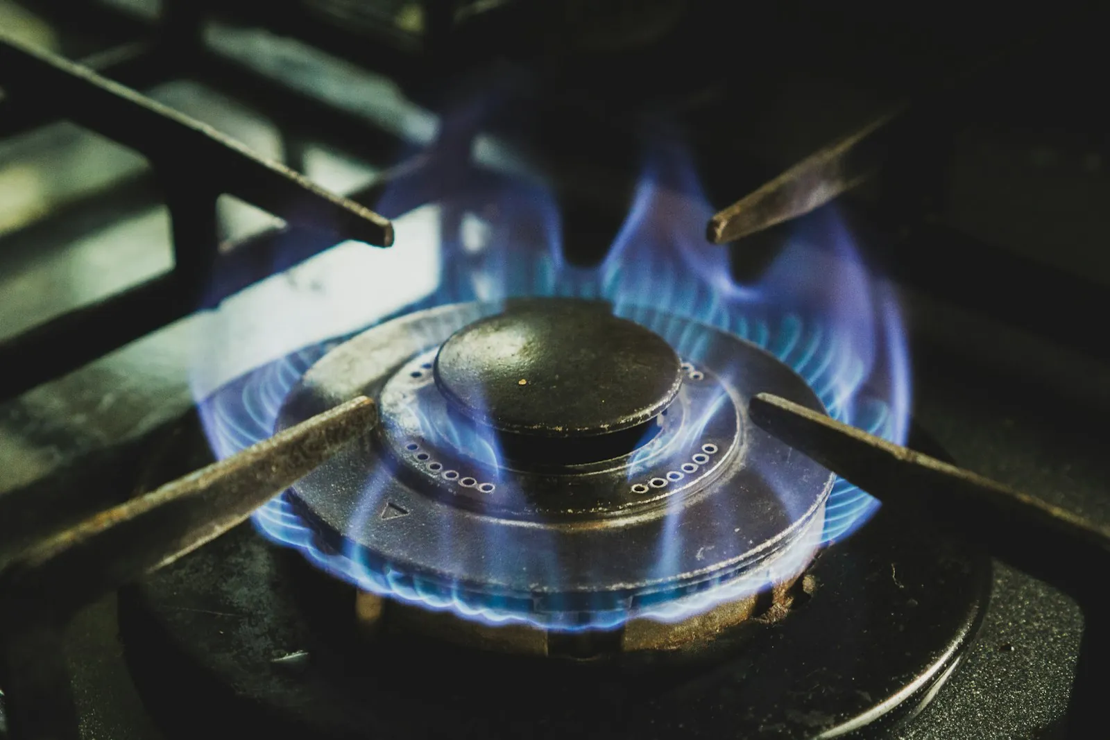 Quemador de cocina a gas encendido con llama azul