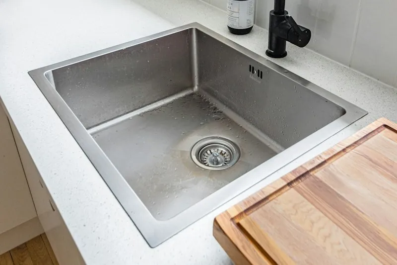 Lavaplatos de acero inoxidable con grifería