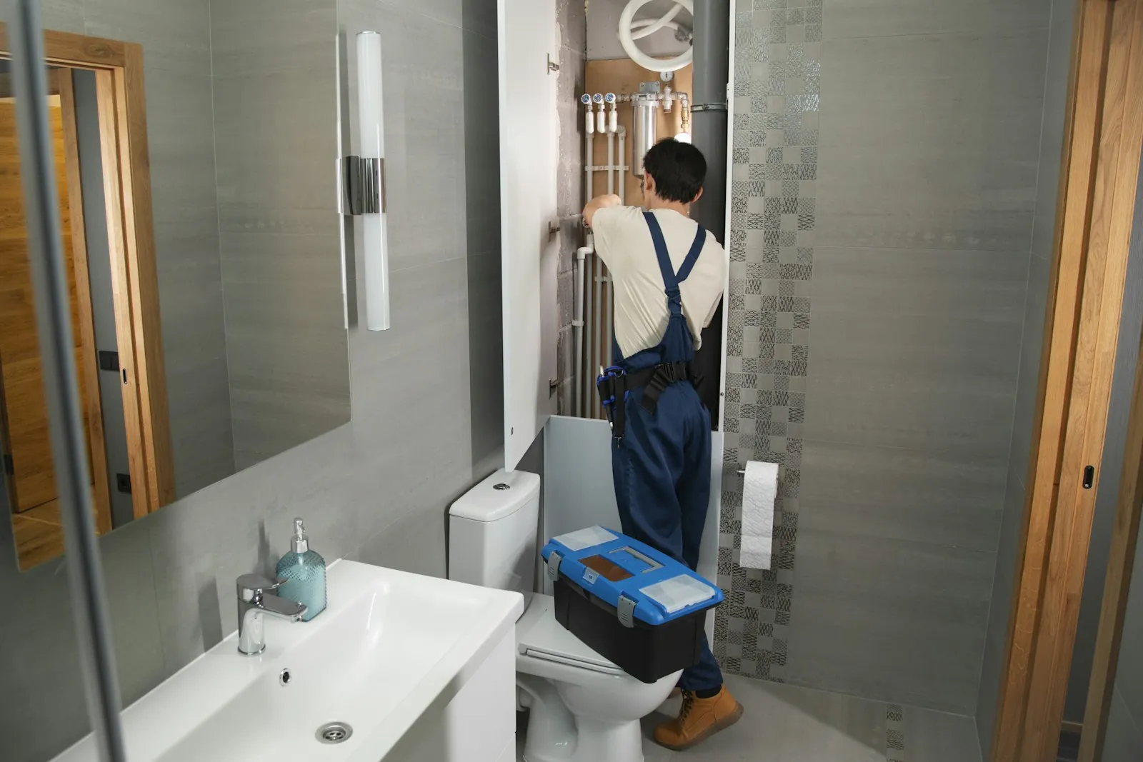 Gasfíter trabajando en la instalación sanitaria de un baño