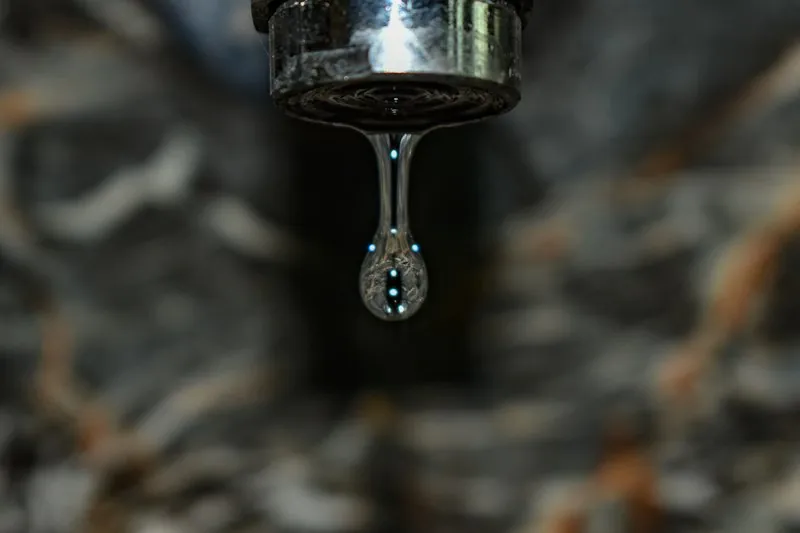 Llave de agua goteando