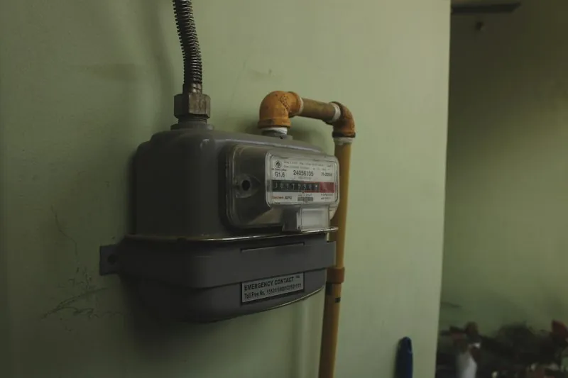 Medidor de gas con su conexión en un muro
